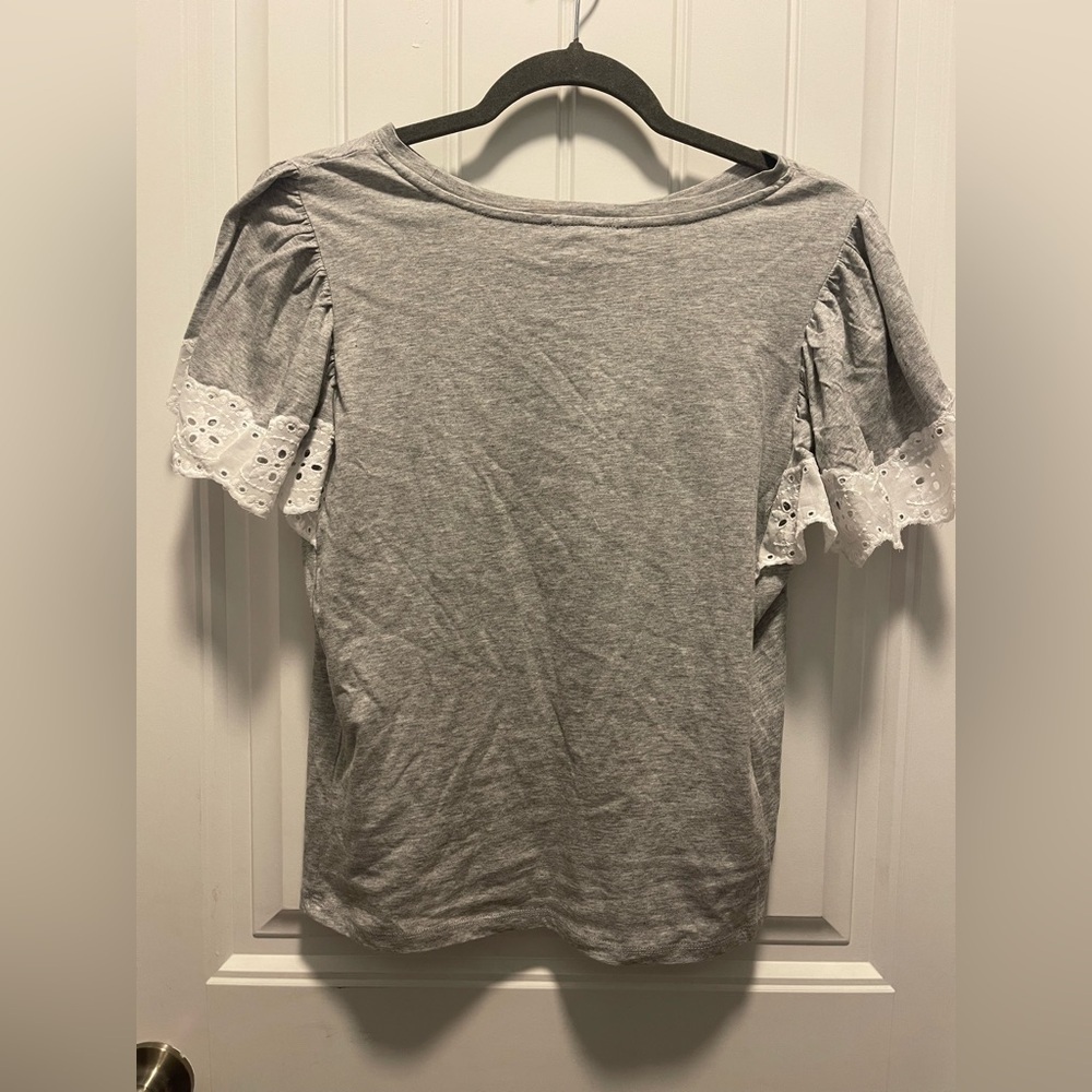 Tahari
Gray Ruffled Sleeve Top
Size Small
NWT - Picture 2 of 3
